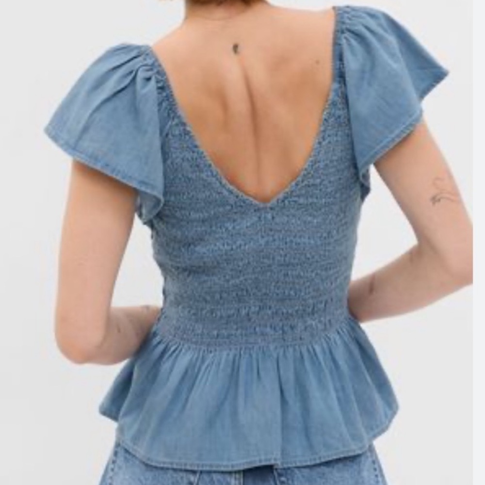 Ruffle Short Sleeve Smock V-neck Indigo top. Size large.